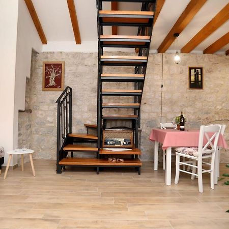 Studio Apartman Mihaella Каштела Экстерьер фото