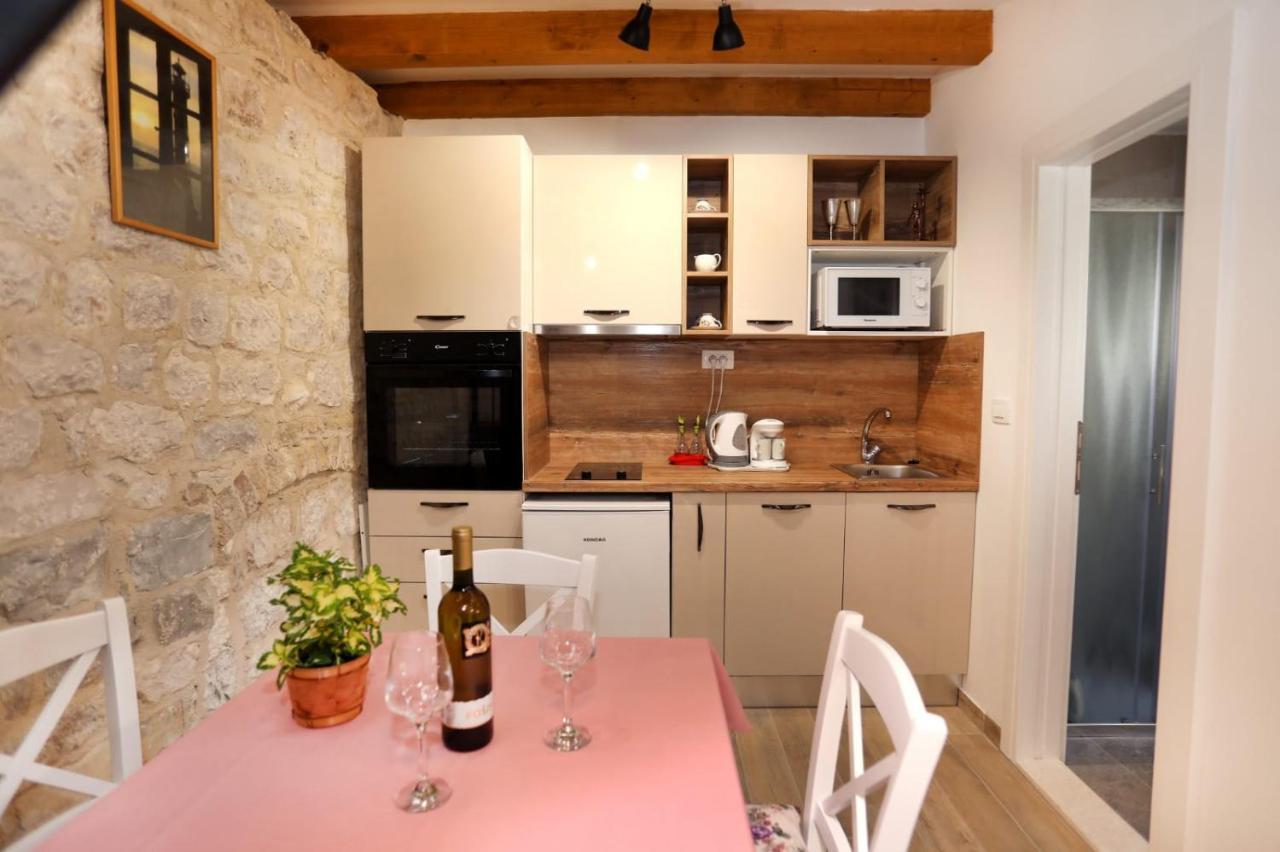 Studio Apartman Mihaella Каштела Экстерьер фото