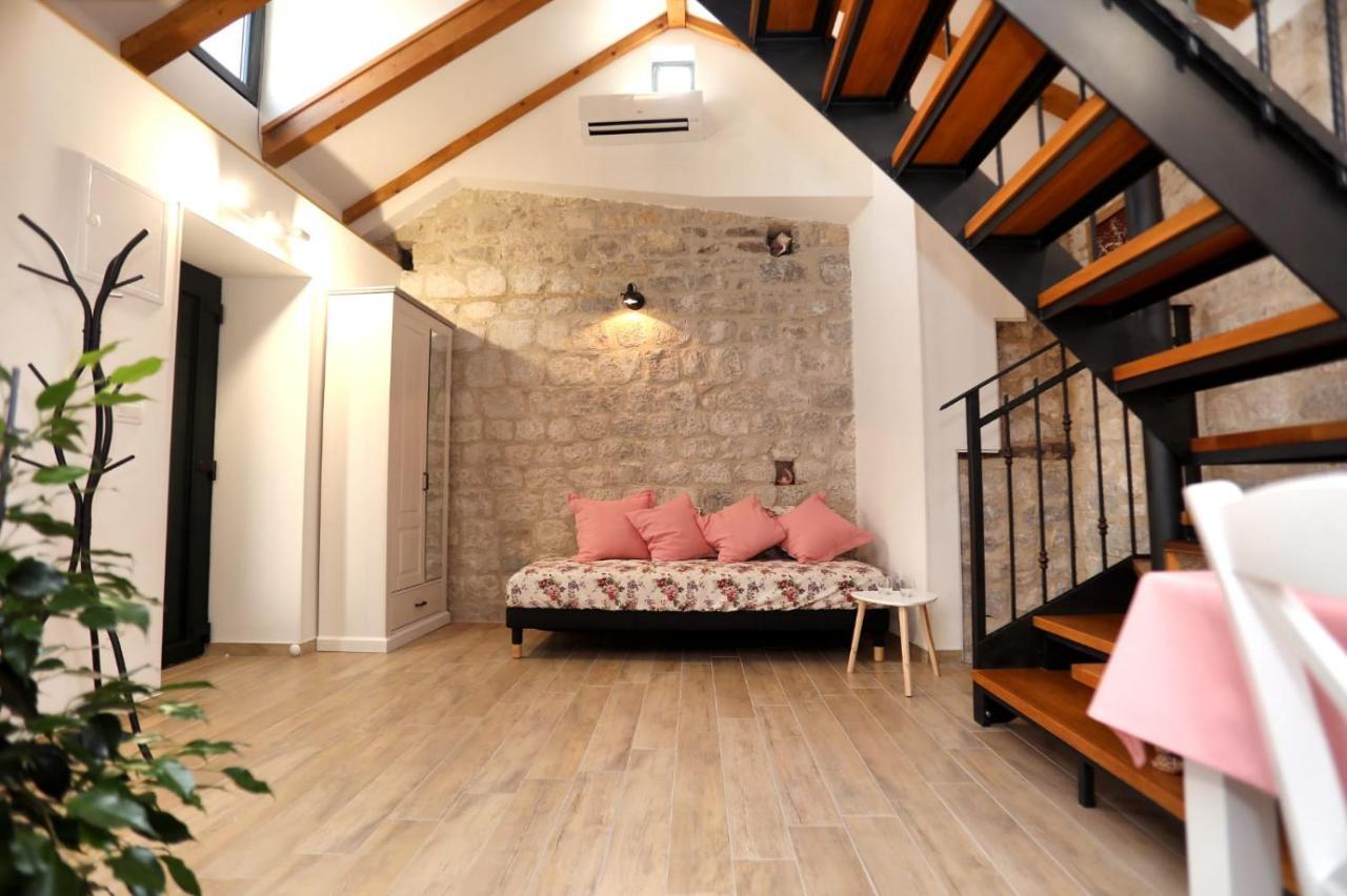 Studio Apartman Mihaella Каштела Экстерьер фото