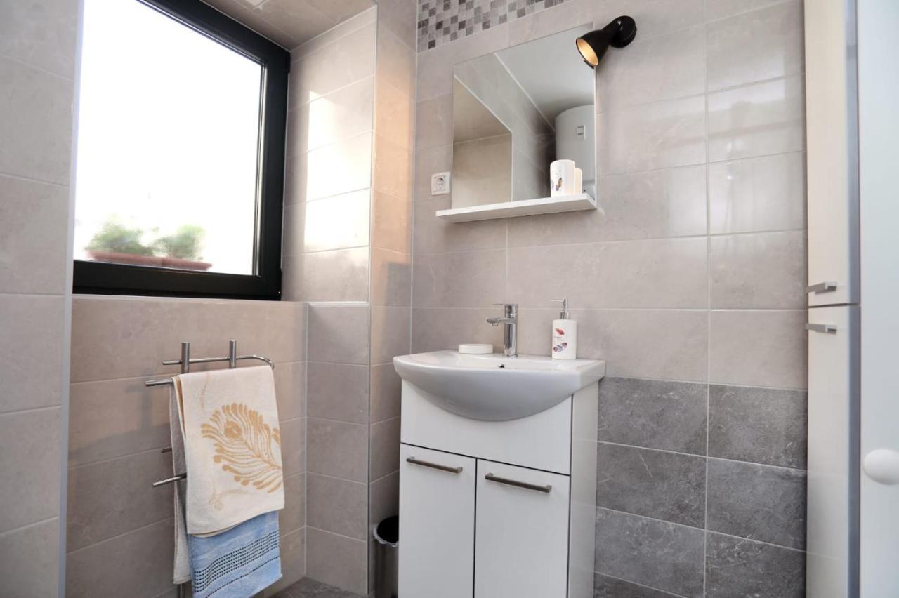 Studio Apartman Mihaella Каштела Экстерьер фото