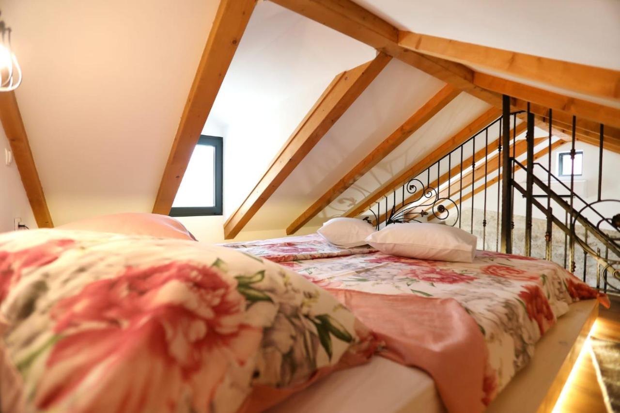 Studio Apartman Mihaella Каштела Экстерьер фото