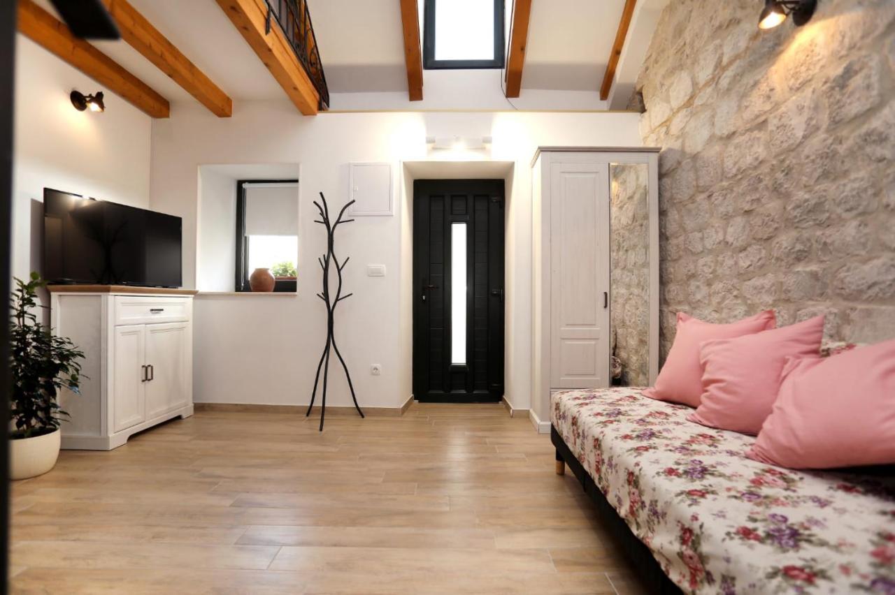 Studio Apartman Mihaella Каштела Экстерьер фото
