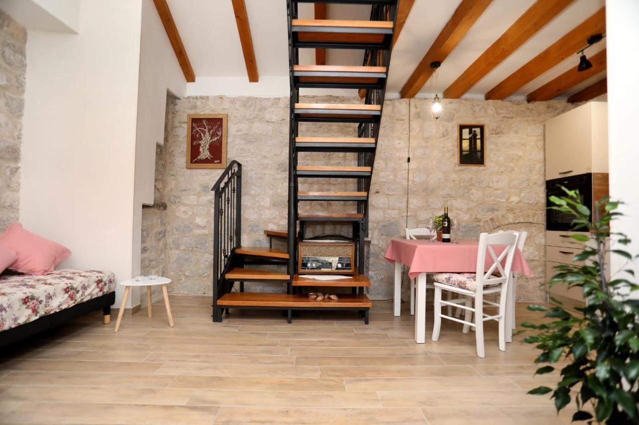 Studio Apartman Mihaella Каштела Экстерьер фото