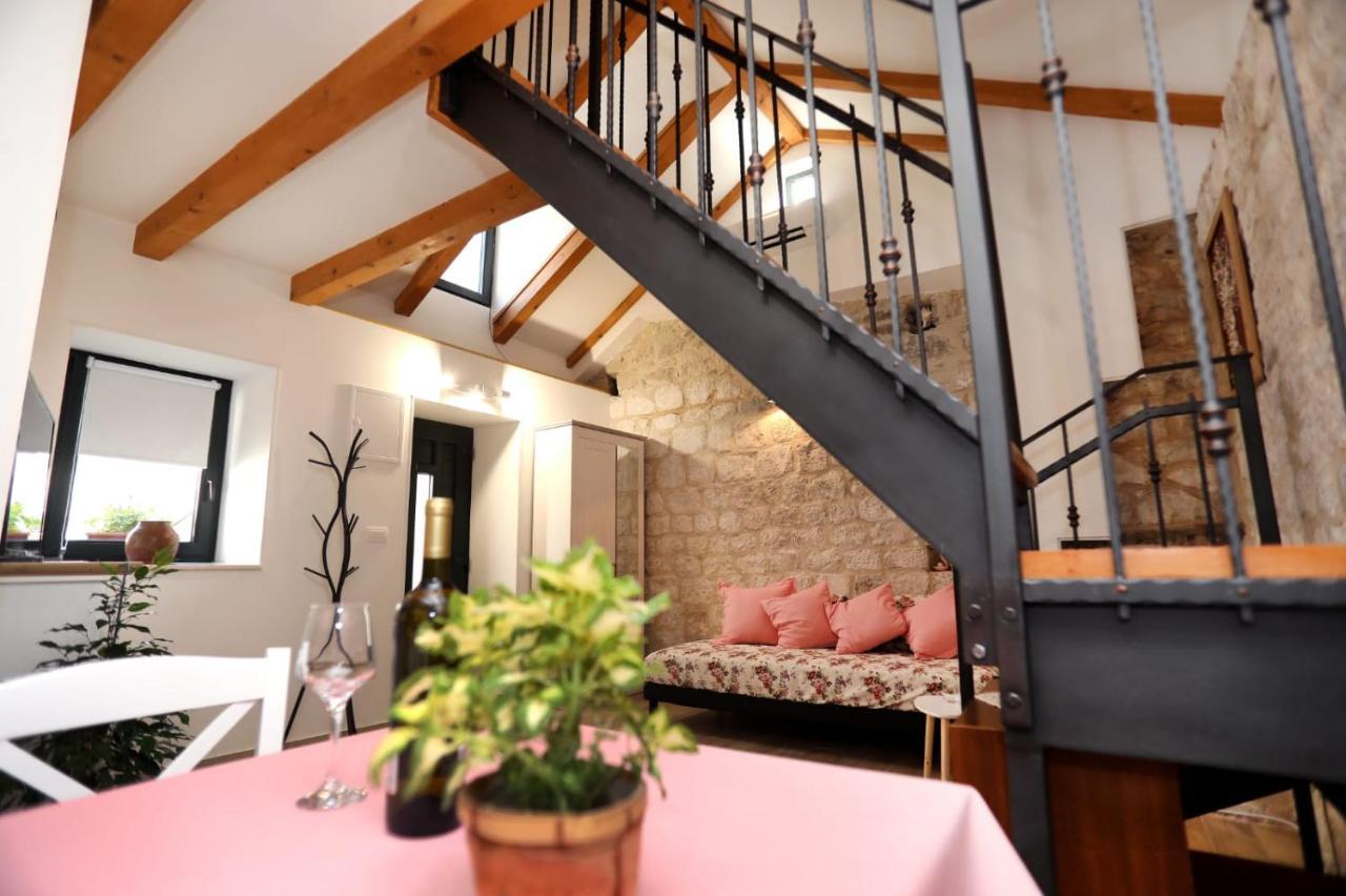 Studio Apartman Mihaella Каштела Экстерьер фото