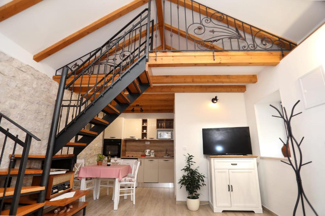 Studio Apartman Mihaella Каштела Экстерьер фото